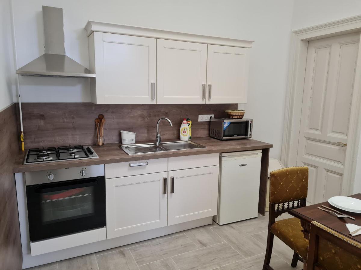Tulipanvendeghaz Hotel Кестели Екстериор снимка