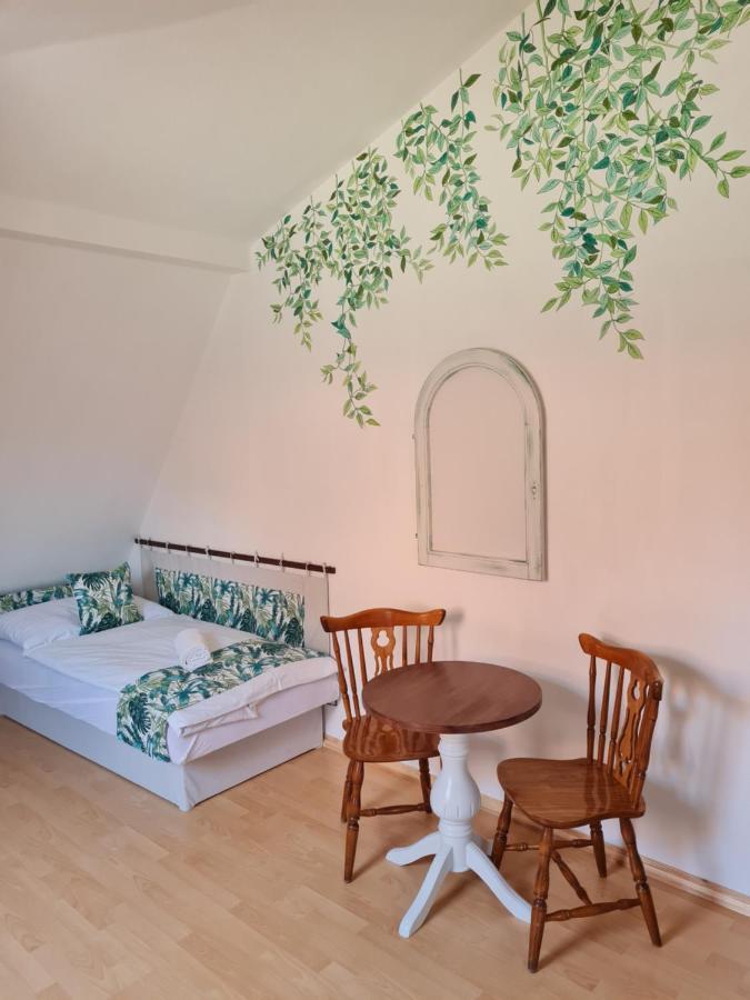Tulipanvendeghaz Hotel Кестели Екстериор снимка