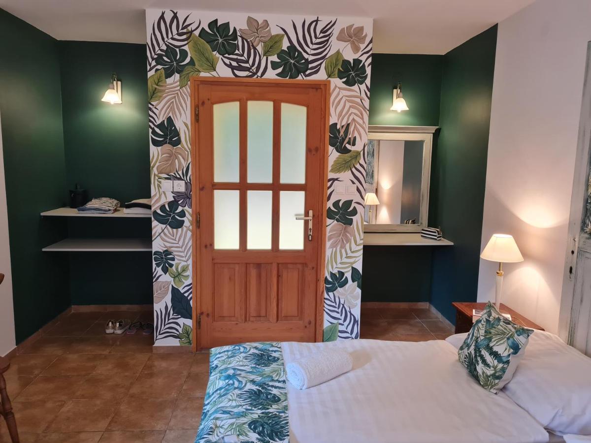 Tulipanvendeghaz Hotel Кестели Екстериор снимка