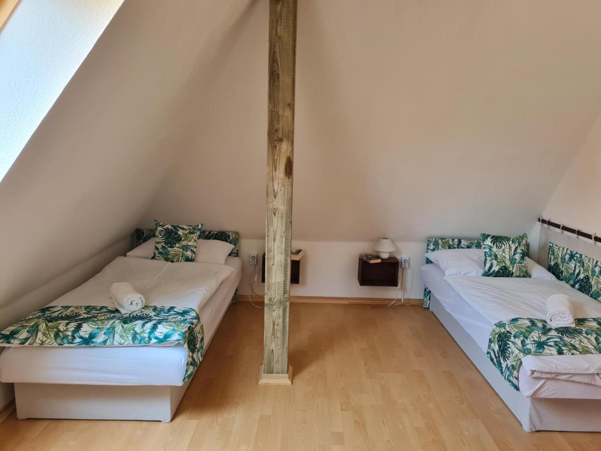 Tulipanvendeghaz Hotel Кестели Екстериор снимка