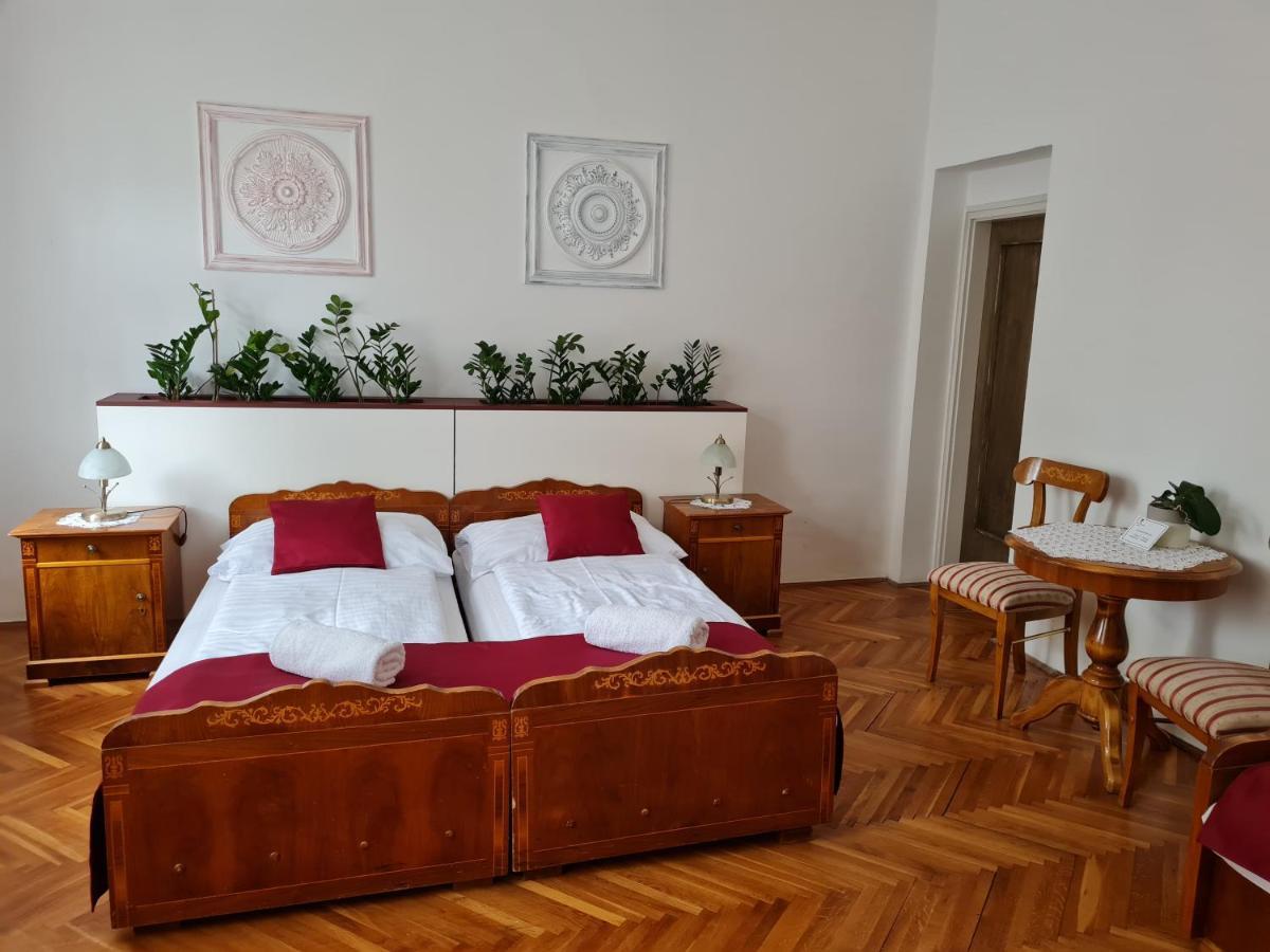 Tulipanvendeghaz Hotel Кестели Екстериор снимка