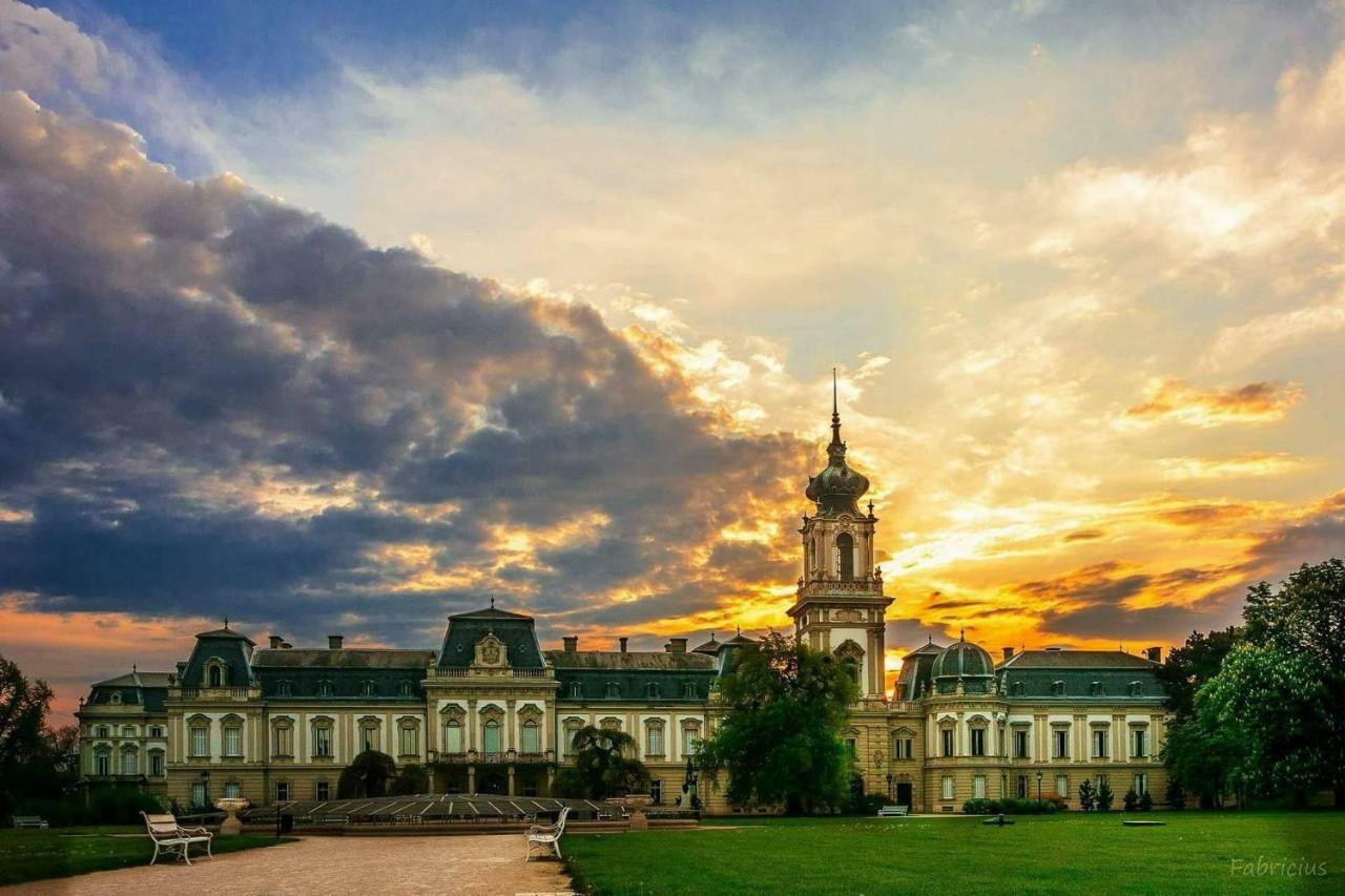Tulipanvendeghaz Hotel Кестели Екстериор снимка