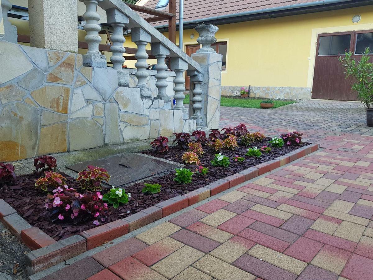 Tulipanvendeghaz Hotel Кестели Екстериор снимка