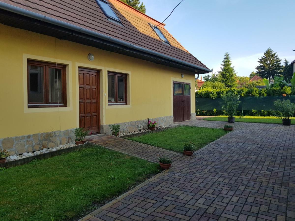 Tulipanvendeghaz Hotel Кестели Екстериор снимка