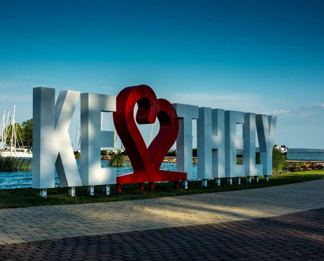 Tulipanvendeghaz Hotel Кестели Екстериор снимка