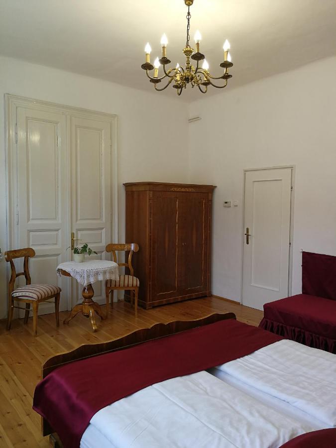 Tulipanvendeghaz Hotel Кестели Екстериор снимка