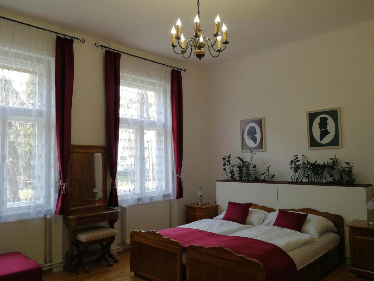 Tulipanvendeghaz Hotel Кестели Екстериор снимка