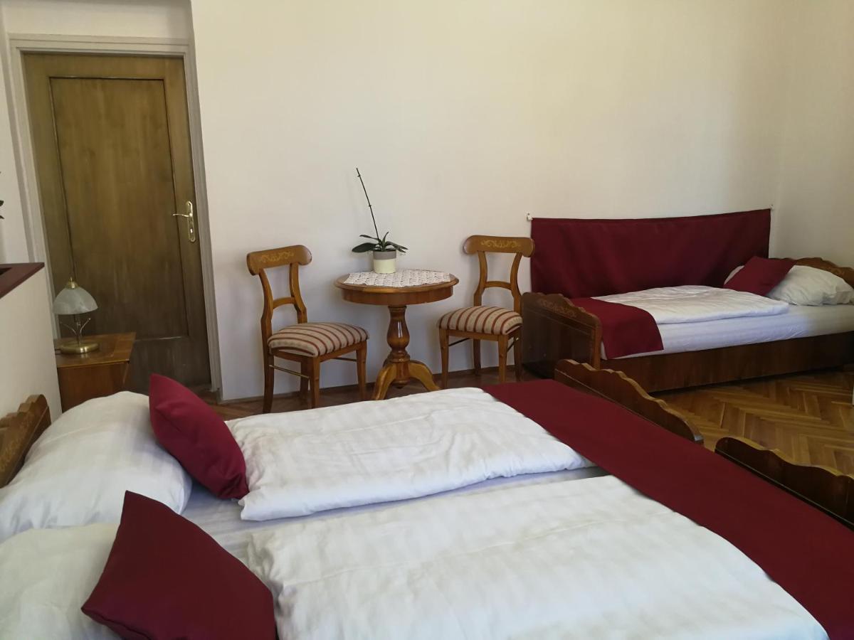 Tulipanvendeghaz Hotel Кестели Екстериор снимка