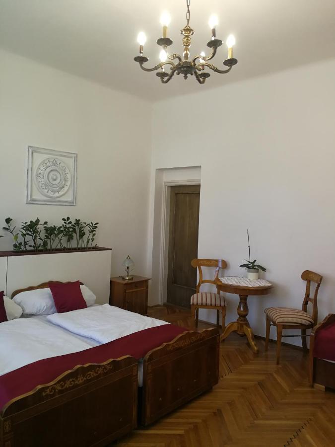 Tulipanvendeghaz Hotel Кестели Екстериор снимка