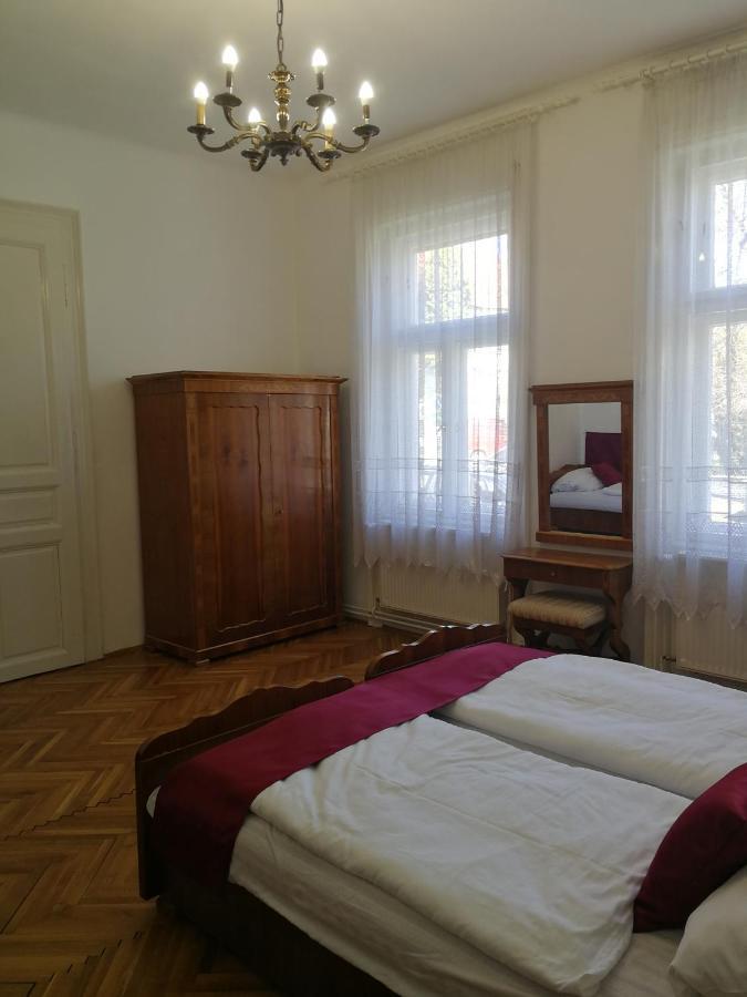 Tulipanvendeghaz Hotel Кестели Екстериор снимка