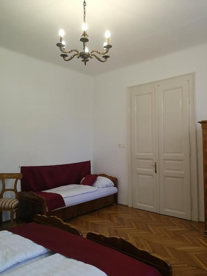 Tulipanvendeghaz Hotel Кестели Екстериор снимка