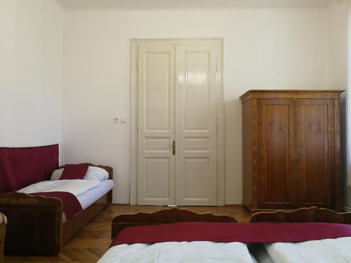 Tulipanvendeghaz Hotel Кестели Екстериор снимка